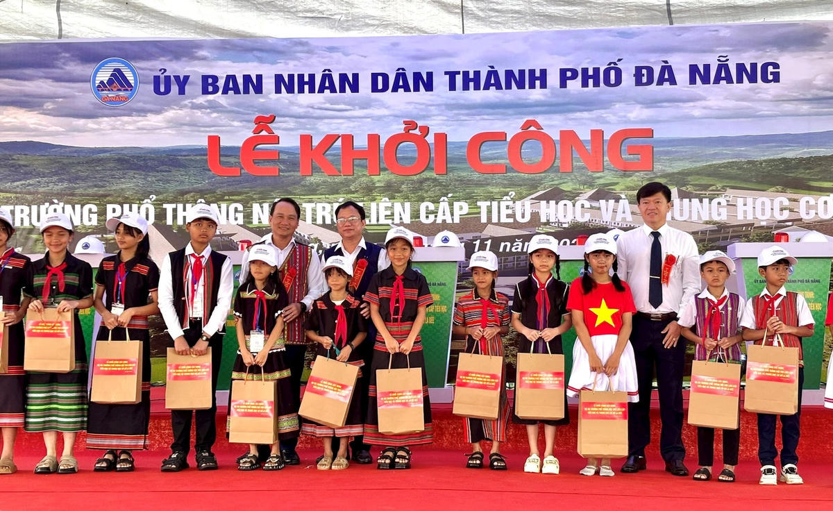 Phó Bí thư Thường trực Thành ủy Đà Nẵng Nguyễn Đình Vĩnh (bên trái hàng sau) trao quà cho học sinh vượt khó học giỏi của xã La Dêê. Ảnh: CV.