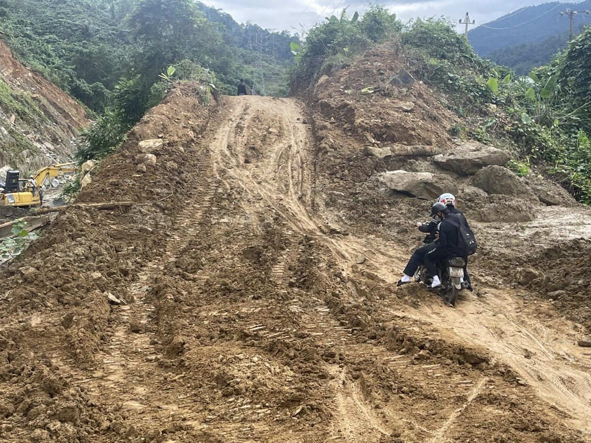 Sạt lở núi nghiêm trọng khiến đất đá tràn xuống, vùi lấp đường đi ở xã Phước Hiệp (TP Đà Nẵng) khiến chia cắt giao thông nhiều ngày. Ảnh: Nguyễn Tín.