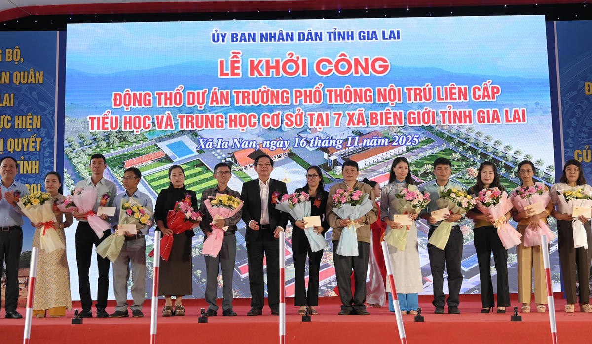 Phó Thủ tướng Hồ Quốc Dũng tặng quà cho 12 giáo viên có hoàn cảnh khó khăn. Ảnh: CV.