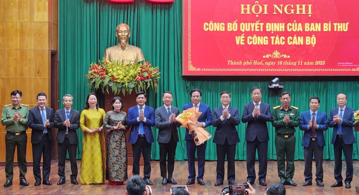 Lãnh đạo thành phố Huế tặng hoa chúc mừng ông Nguyễn Khắc Toàn. Ảnh: N.D.