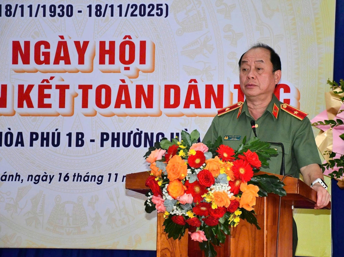 Thiếu tướng Nguyễn Hữu Hợp, Giám đốc Công an TP Đà Nẵng phát biểu tại Ngày hội Đại đoàn kết toàn dân tộc tại KDC Hòa Phú 1B. Ảnh: CV.