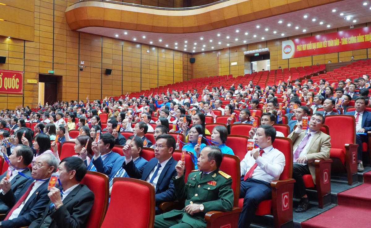 Đại biểu biểu quyết nội dung tại Đại hội. Ảnh: X.T.