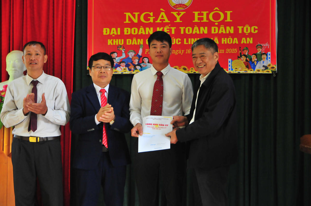 Ông Nguyễn Hồng Trang trao tặng quà cho khu dân cư Phúc Linh tại Ngày hội. Ảnh: Xuân Trường.