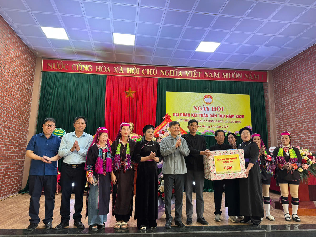 Chủ tịch UBND tỉnh Bùi Văn Khắng tặng quà 2 thôn Nà Khau, Đồng Long. Ảnh: Nguyễn Quý.