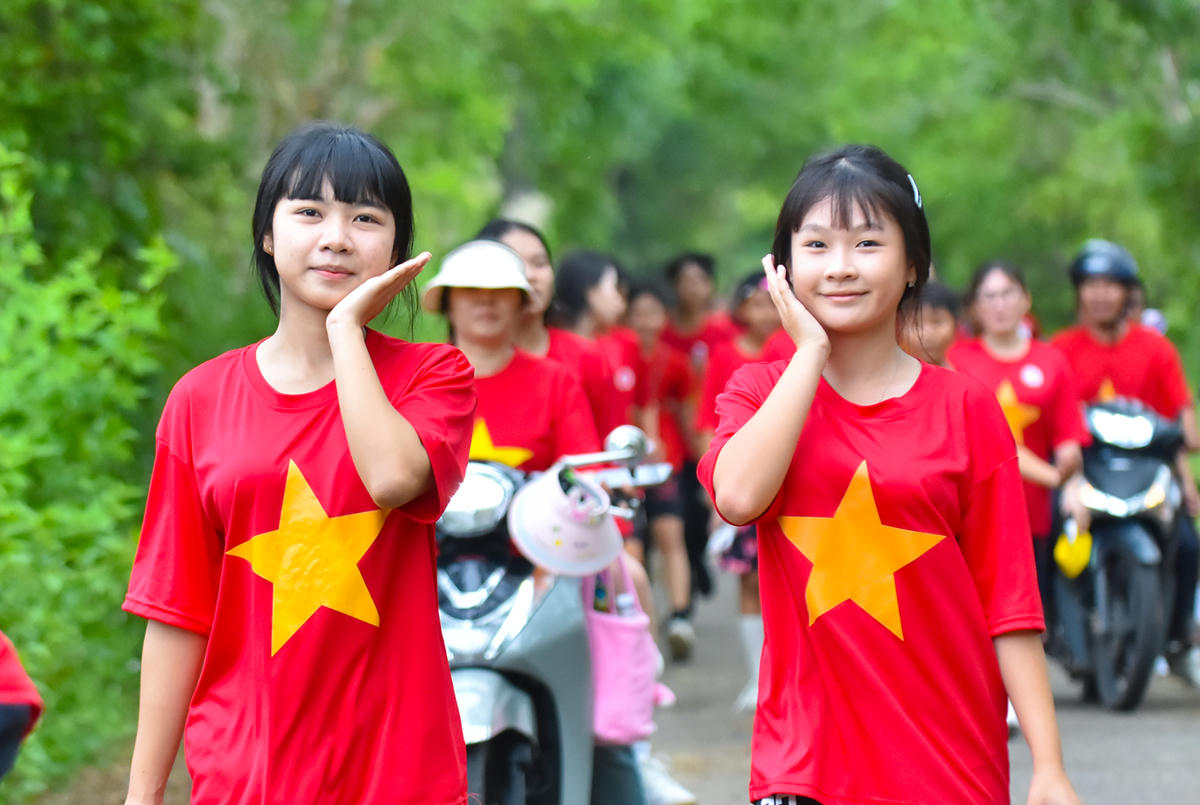 Các em học sinh tươi tắn trên đường đua. Ảnh Nguyễn Minh.