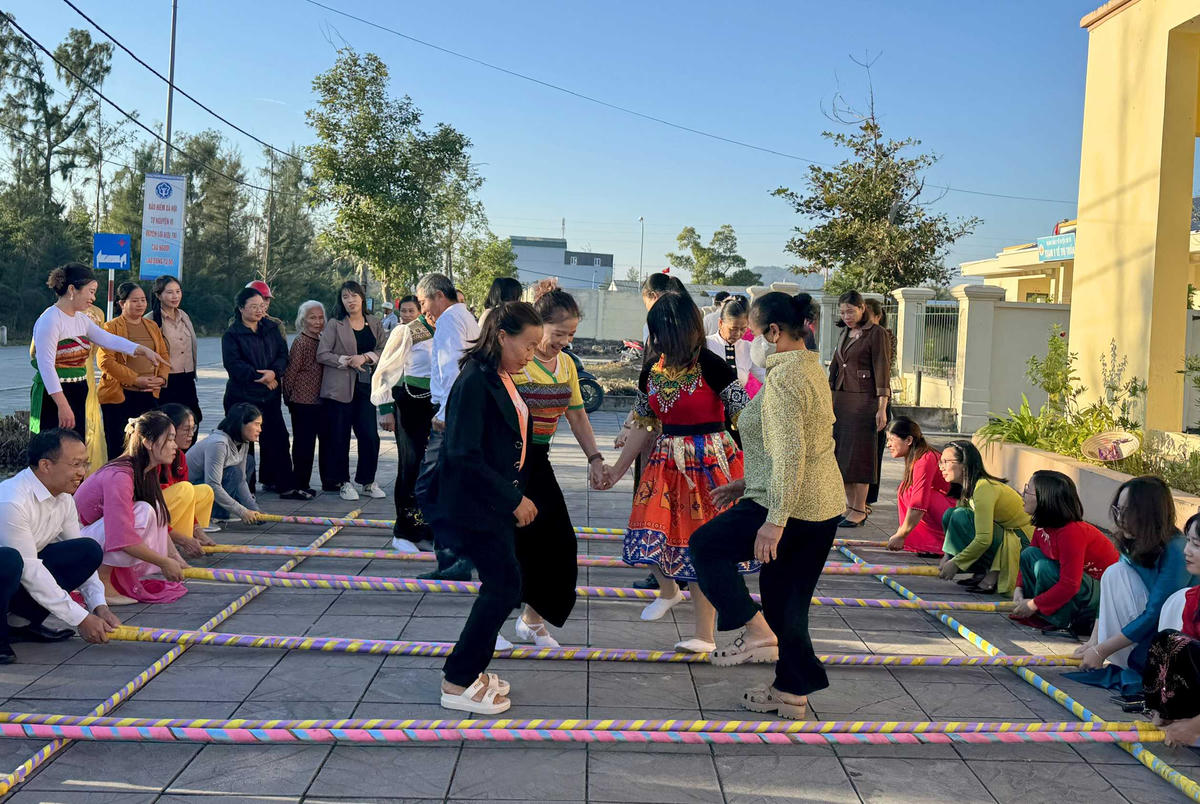 Bà con nhân dân đặc khu Cô Tô tham gia trò chơi tại Ngày hội. Ảnh: Hoàng Phương.