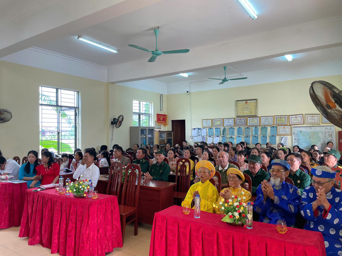 Người dân phường Phong Cốc hào hứng tham gia Ngày hội. Ảnh: Nguyễn Quý.