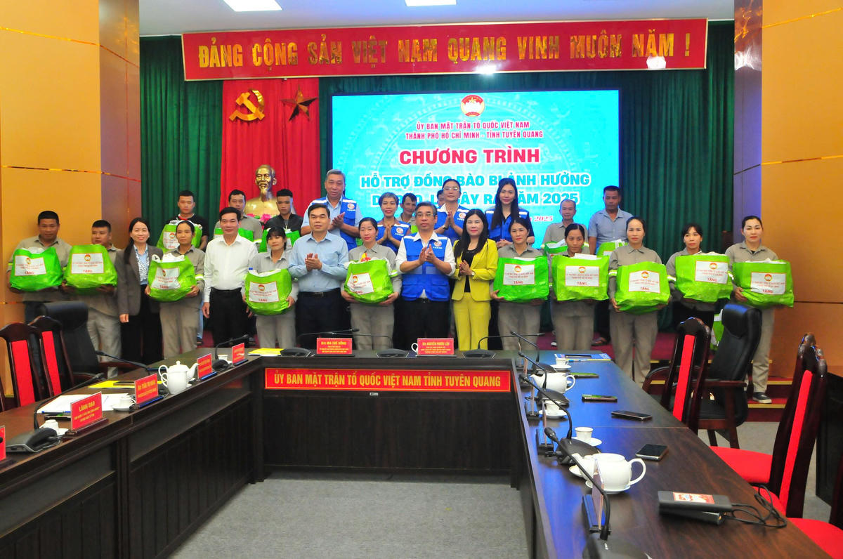 Đoàn công tác Thành phố Hồ Chí Minh trao quà cho các tình nguyện viên, lực lượng trực tiếp tham gia hỗ trợ, ứng phó, khắc phục thiệt hại do bão gây ra. Ảnh: Xuân Trường.