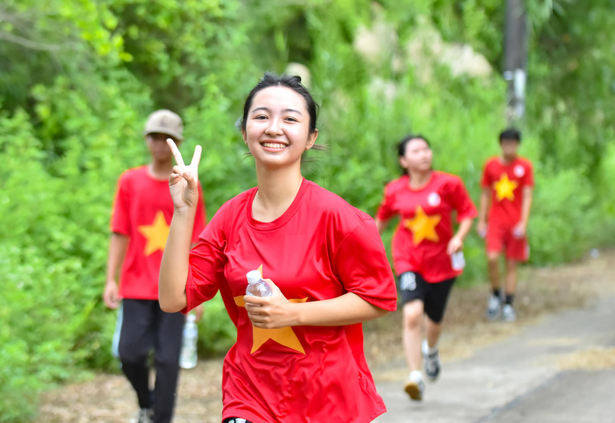 Giải việt dã được tổ chức nhằm tri ân thầy cô và lan tỏa thông điệp bảo vệ môi trường. Ảnh Nguyễn Minh.