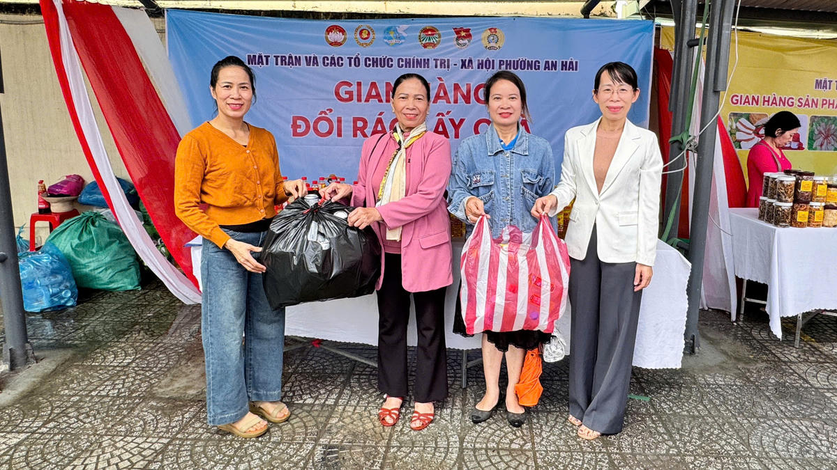 Gian hàng đổi rác lấy quà. Ảnh: Nguyễn Tú.