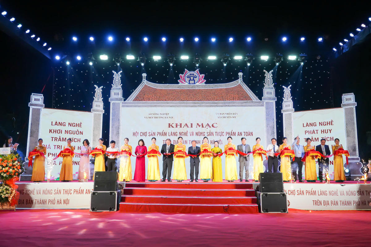 Ông Nguyễn Đình Hoa – Phó Giám đốc Sở Nông nghiệp và Môi trường phát biểu khai mạc tại hội chợ.