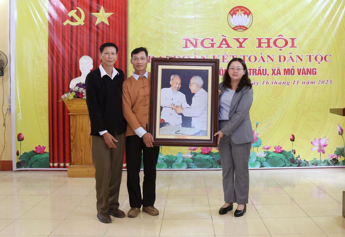 Lãnh đạo tỉnh cùng dân bản múa xoè, kéo co, nhảy sạp mừng Ngày hội Đại đoàn kết