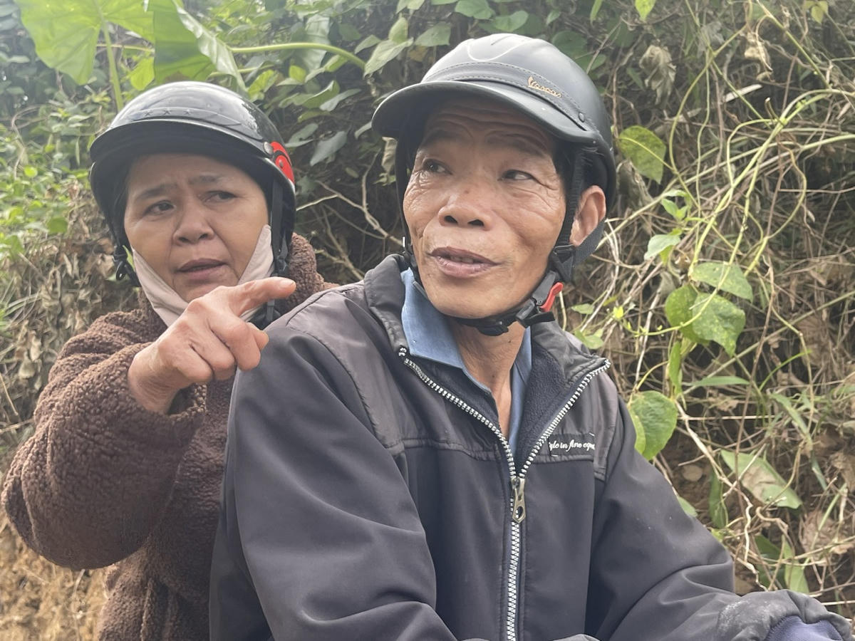 Ông Nguyễn Văn Phong (Tam Kỳ, TP Đà Nẵng) cùng vợ cho rằng, sạt lở khiến cho việc đi lại tắt nghẽn nhiều ngày, sau đó vất vả lắm mới qua đoạn sạt lở ở Phước Hiệp để lên Khâm Đức. Ảnh: Chí Đại.