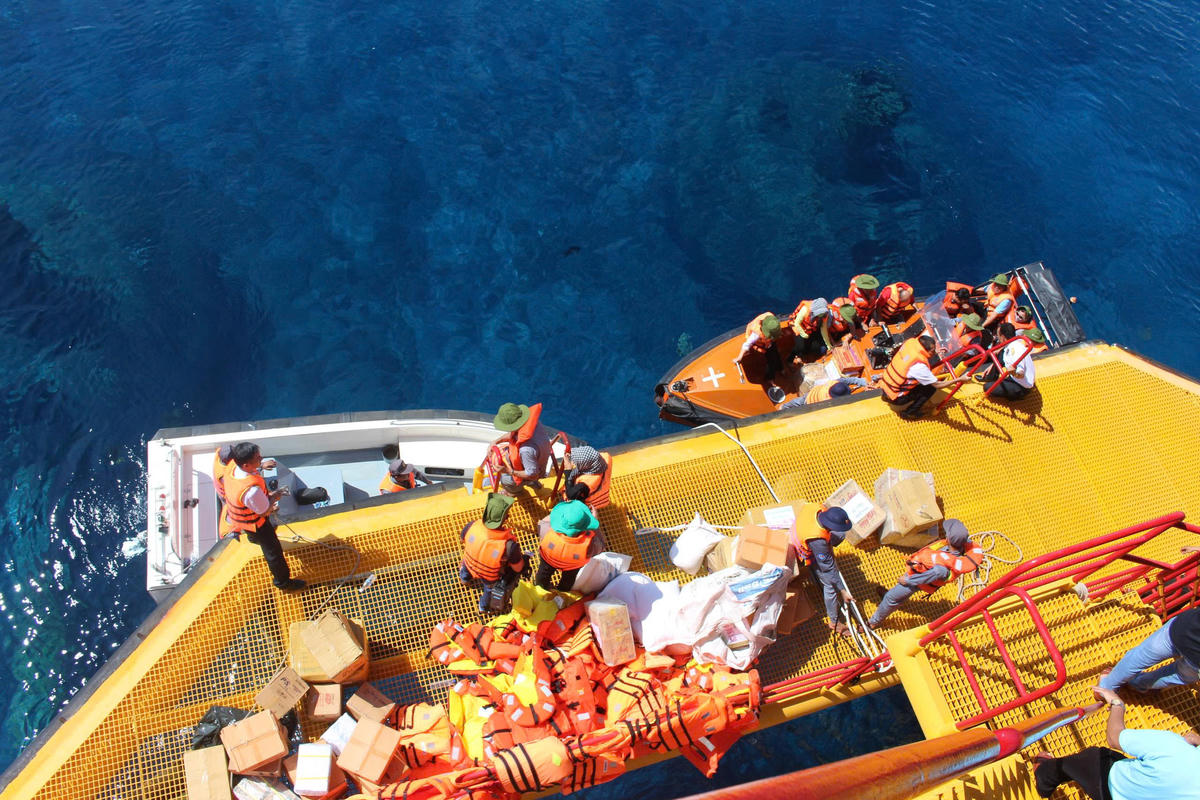 Những chuyến hàng được TP Hồ Chí Minh chuyển tới nhà giàn DK1 phục vụ cán bộ, chiến sĩ đang đóng quân nơi đây. (Ảnh tư liệu. Q.Định).