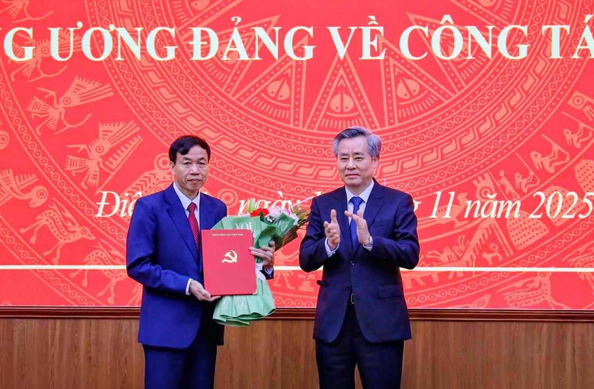 Ông Nguyễn Quang Dương - Phó Trưởng ban Tổ chức Trung ương trao quyết định cho ông Lê Văn Lương. Ảnh: dienbien.gov.vn.
