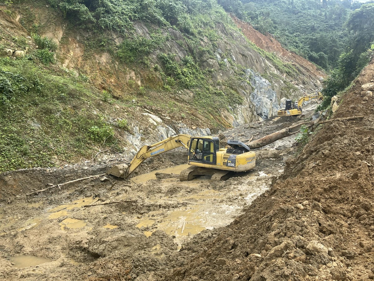 Hiện nay, Ban Quản lý dự án 4 (Cục Đường bộ Việt Nam) đang khẩn trương khắc phục các điểm sạt lở trên Quốc lộ 14E, sớm ổn định lưu thông cho các phương tiện. Ảnh: Tấn Thành.