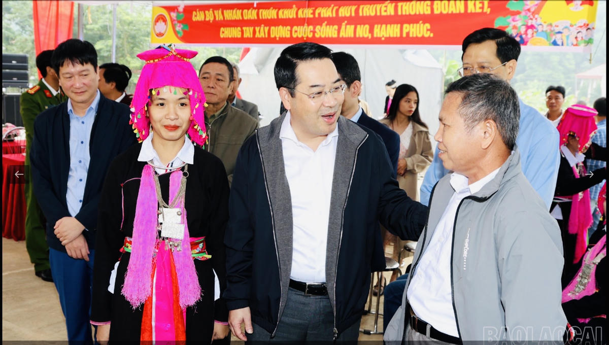 Chỉ tịch UBND tỉnh Lào Cai, ông Nguyễn Tuấn Anh, thăm hỏi người dân Khởi Khe trong Ngày hội Đại đoàn kết