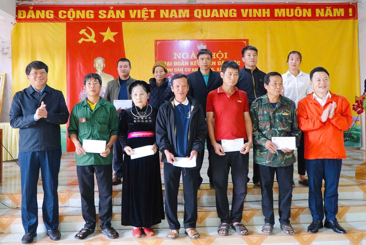 Lãnh đạo Ủy ban MTTQ Việt Nam tỉnh và Hội Chữ thập đỏ tỉnh trao quà cho các hộ bị ảnh hưởng bởi thiên tai. Ảnh: MTTQ Tuyên Quang.