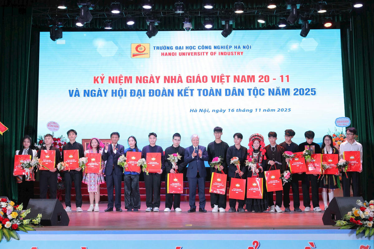 &nbsp;Phó Chủ tịch Thường trực Quốc hội Đỗ Văn Chiến và Chủ tịch Hội đồng Dân tộc của Quốc hội Lâm Văn Mẫn tặng hoa và quà cho các sinh viên là người dân tộc thiểu số của Trường Đại học Công nghiệp Hà Nội. Ảnh: TL