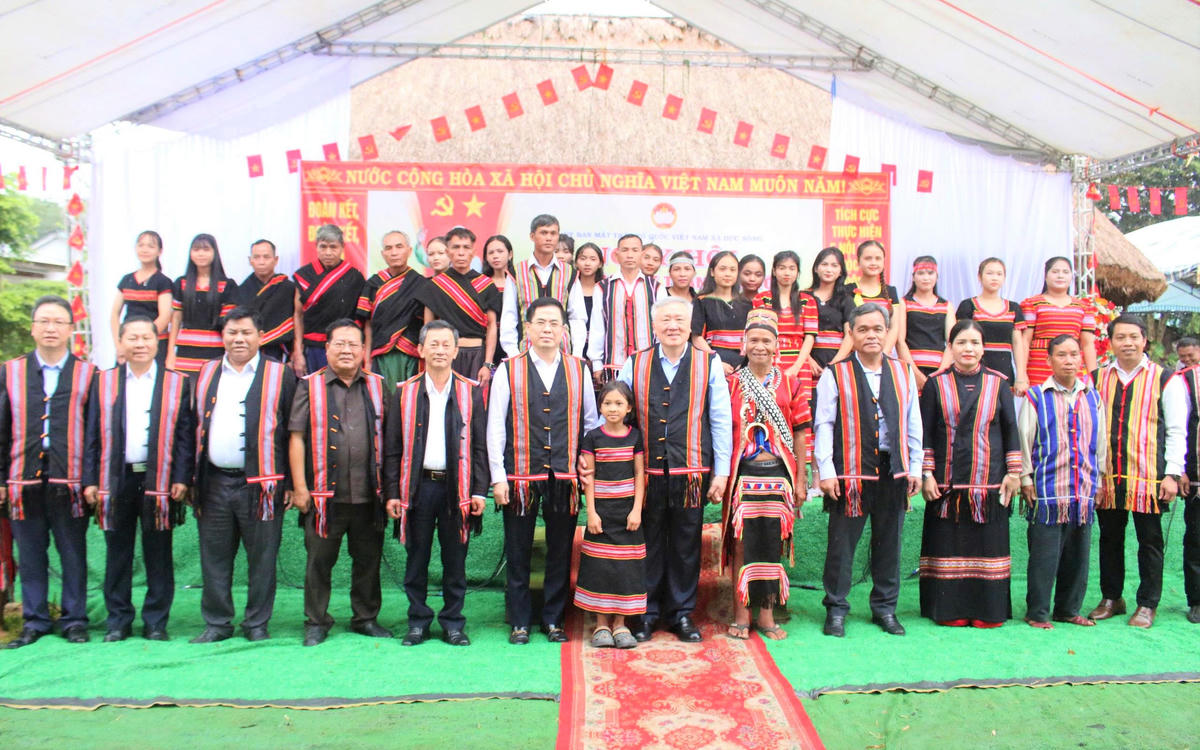 Phó Thủ tướng Thường trực Chính phủ Nguyễn Hòa Bình (ở giữa) chụp ảnh lưu niệm cùng lãnh đạo tỉnh Quảng Ngãi, người dân thôn Chà Nhầy. Ảnh: CV.
