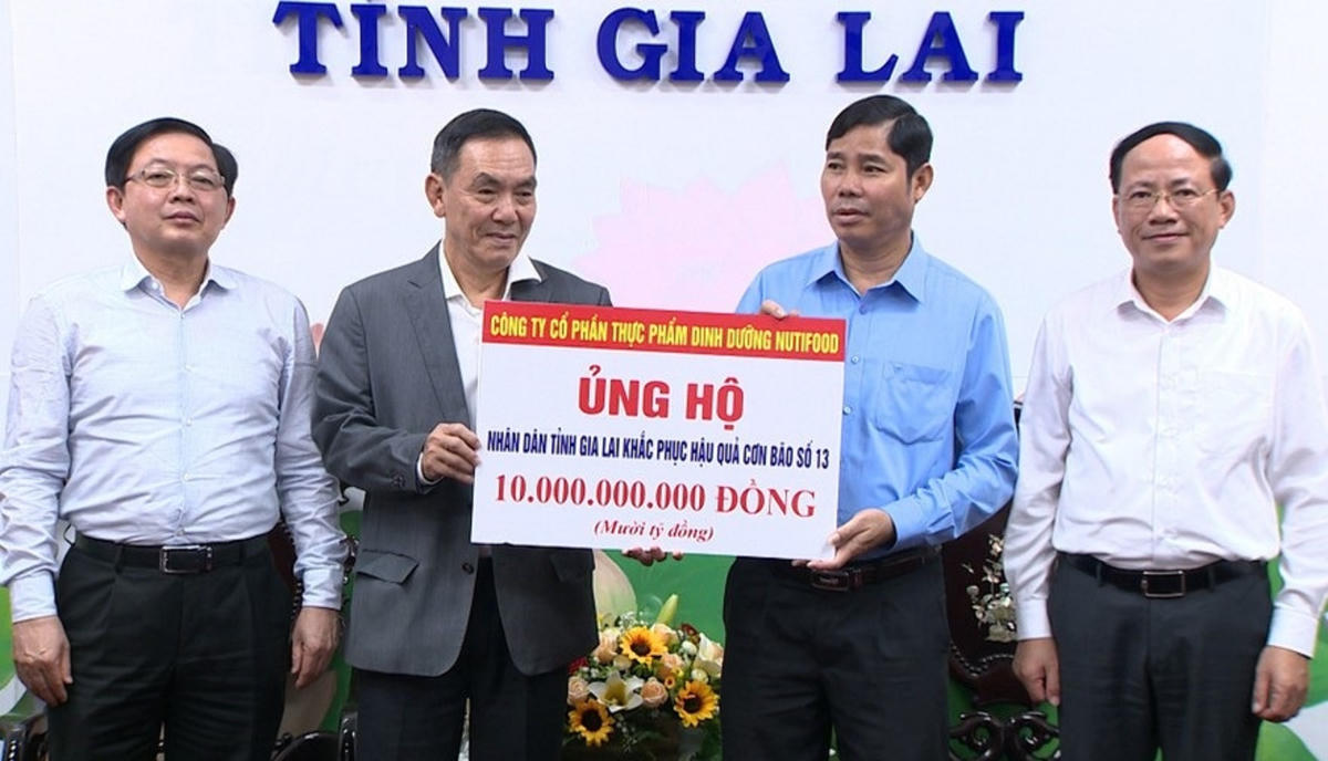 Công ty Cổ phần Thực phẩm Dinh dưỡng Nutifood hỗ trợ tỉnh Gia Lai 10 tỷ đồng khắc phục hậu quả bão số 13. Ảnh: CV.