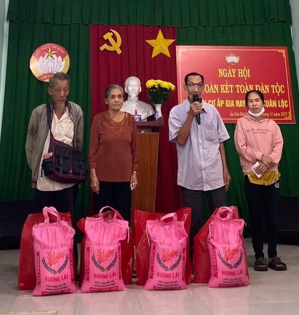 Ban nhân dân ấp Gia Ray 4, xã Xuân Lộc trao quà cho các hộ khó khăn. Ảnh: Phi Nhật.