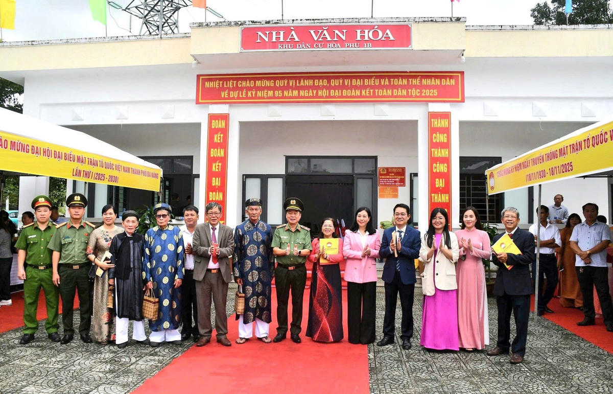 Thiếu tướng Nguyễn Hữu Hợp, Giám đốc Công an TP Đà Nẵng cùng các đại biểu chụp ảnh lưu niệm tại ngày hội. Ảnh: CV.