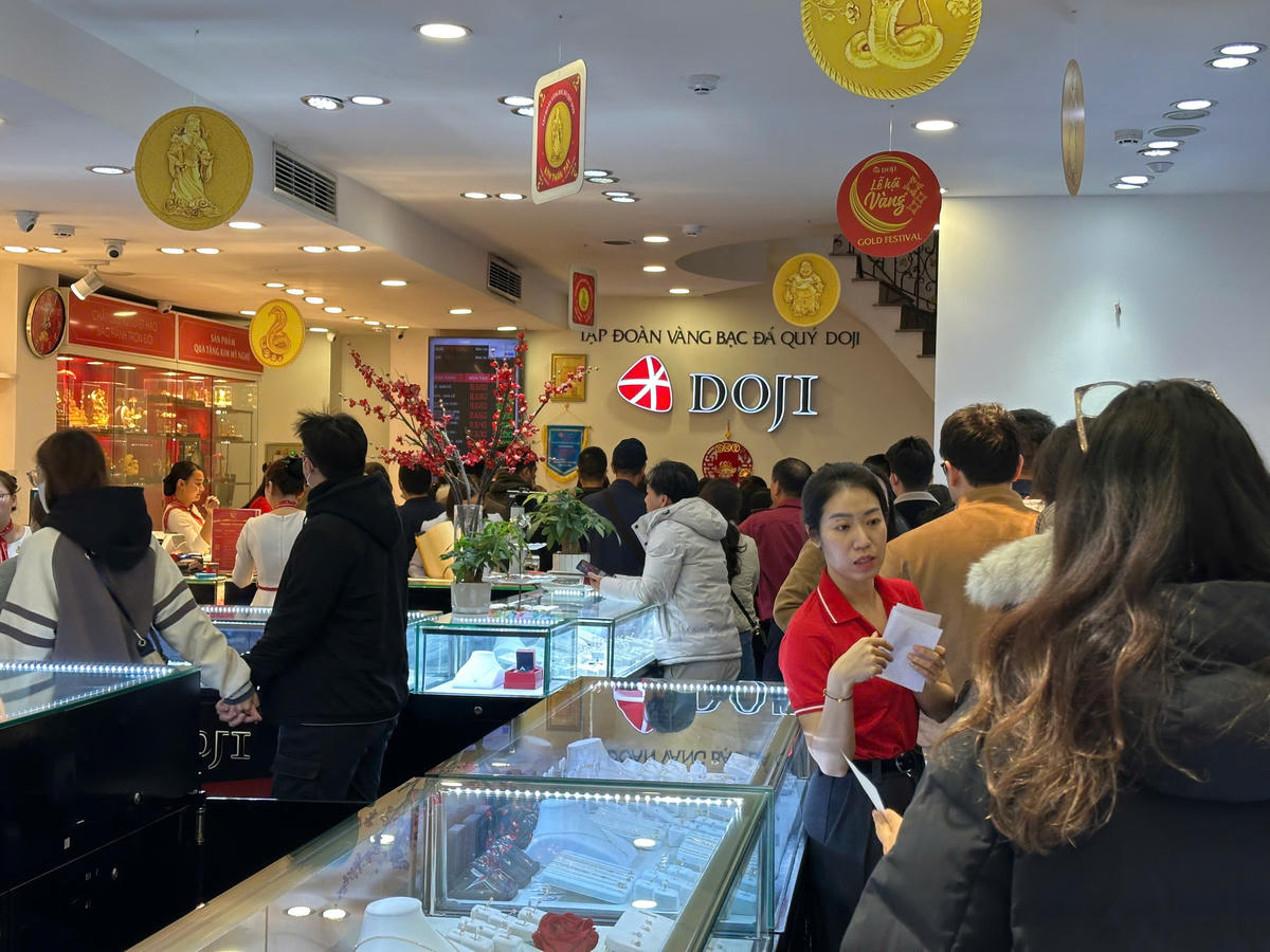 Người dân xếp hàng chờ giao dịch vàng tại một cửa hàng vàng của Tập đoàn vàng bạc đá quý DoJi. Ảnh: H.H.