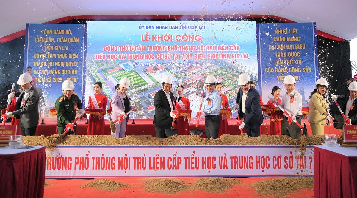 Phó Thủ tướng Hồ Quốc Dũng (ở giữa) cùng các đại biểu thực hiện nghi thức lễ khởi công. Ảnh: Đình Sang.