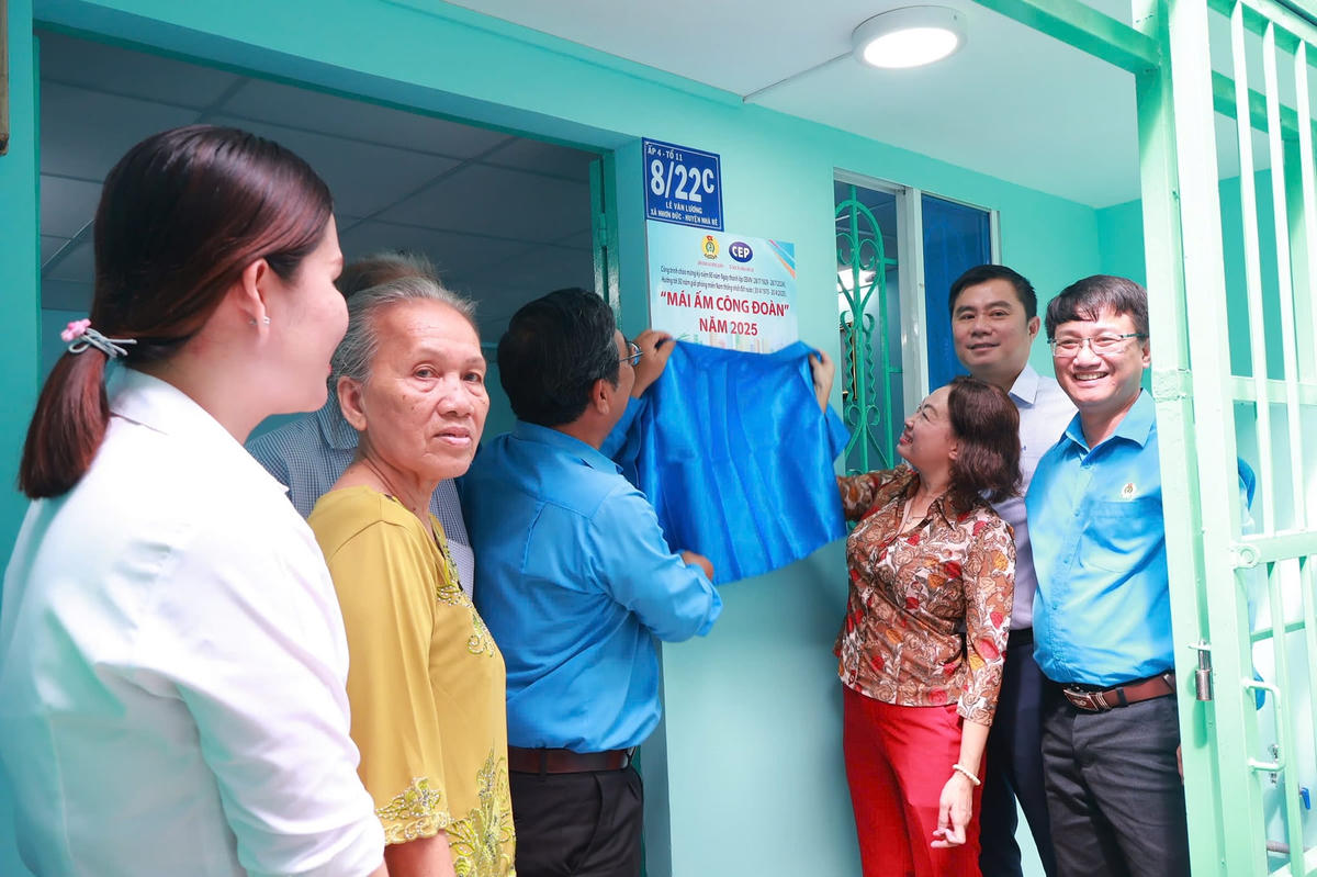 Liên đoàn Lao động TPHCM tặng “Mái ấm Công đoàn” cho người lao động. Ảnh: Phương Ngân.