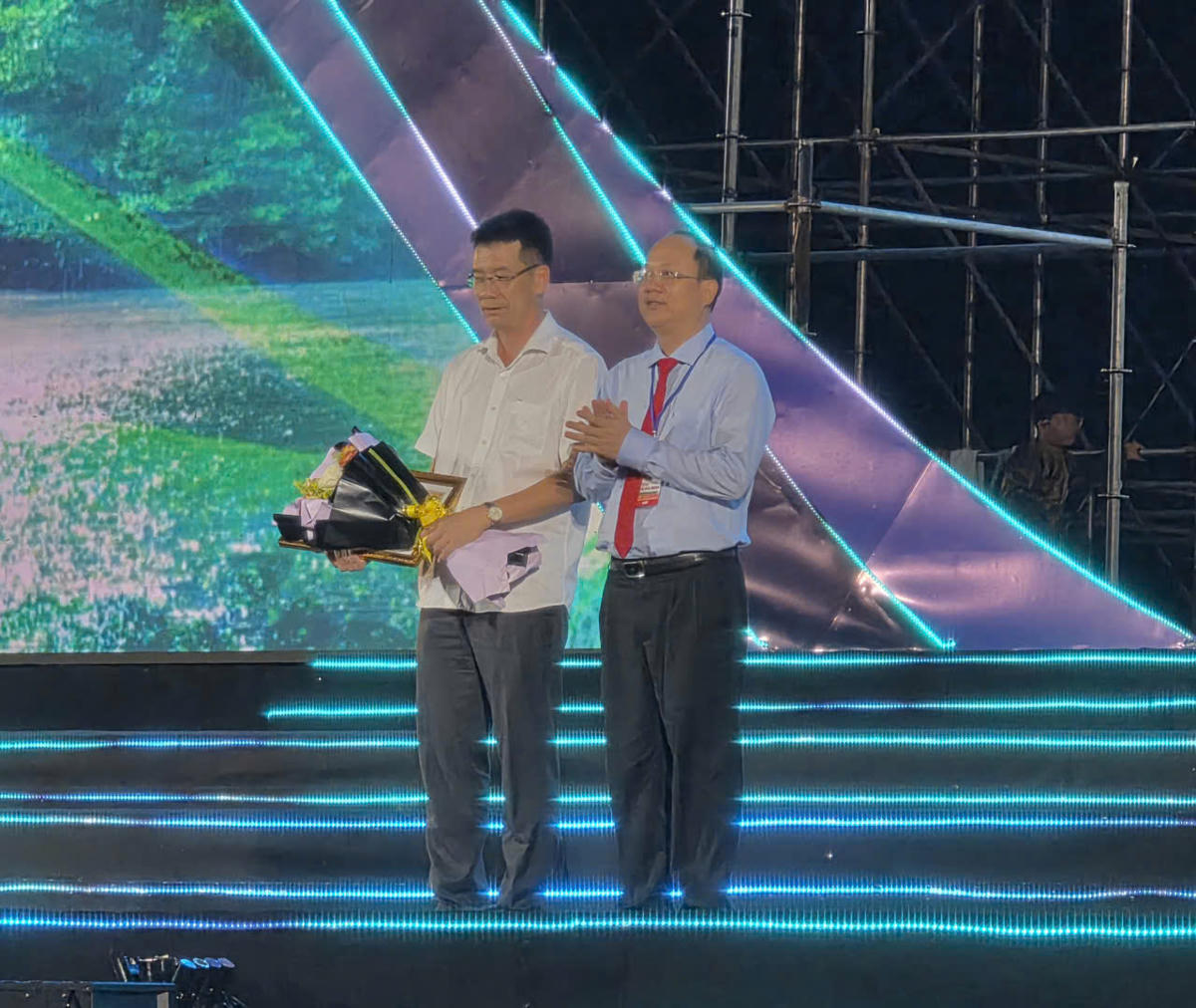 Bí thư Tỉnh ủy Cà Mau Nguyễn Hồ Hải tặng hoa và bằng khen cảm ơn nhà tài trợ kim cương. Ảnh: Nguyên Du