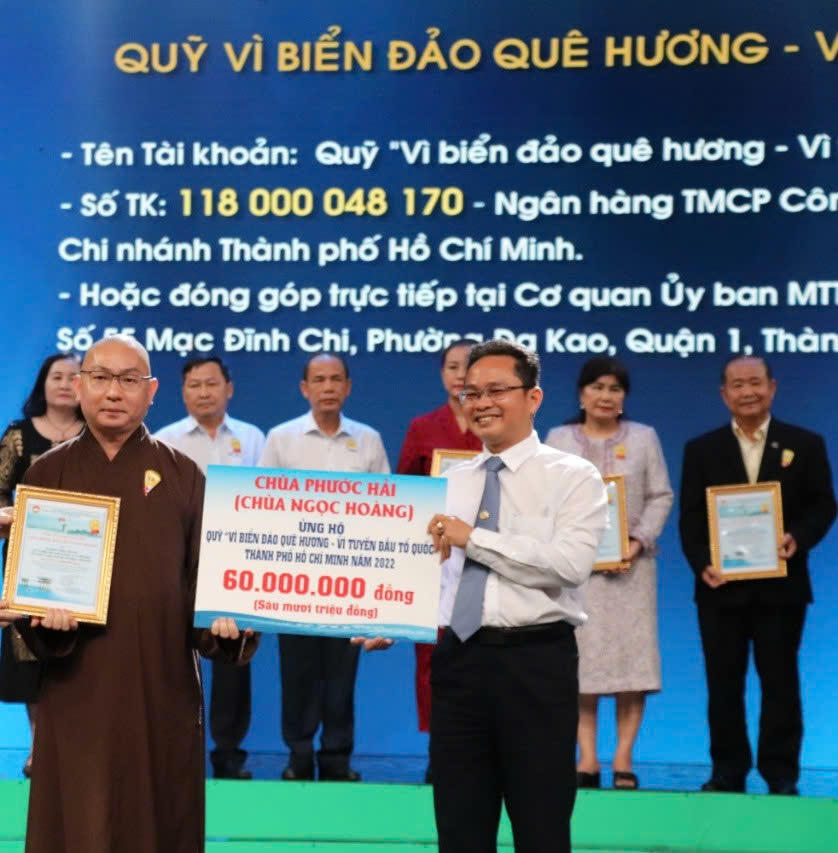 Mặt trận TP Hồ Chí Minh tiếp nhận ủng hộ chiến sĩ, đồng bào nơi biên giới, hải đảo. Ảnh: Q.Đ.