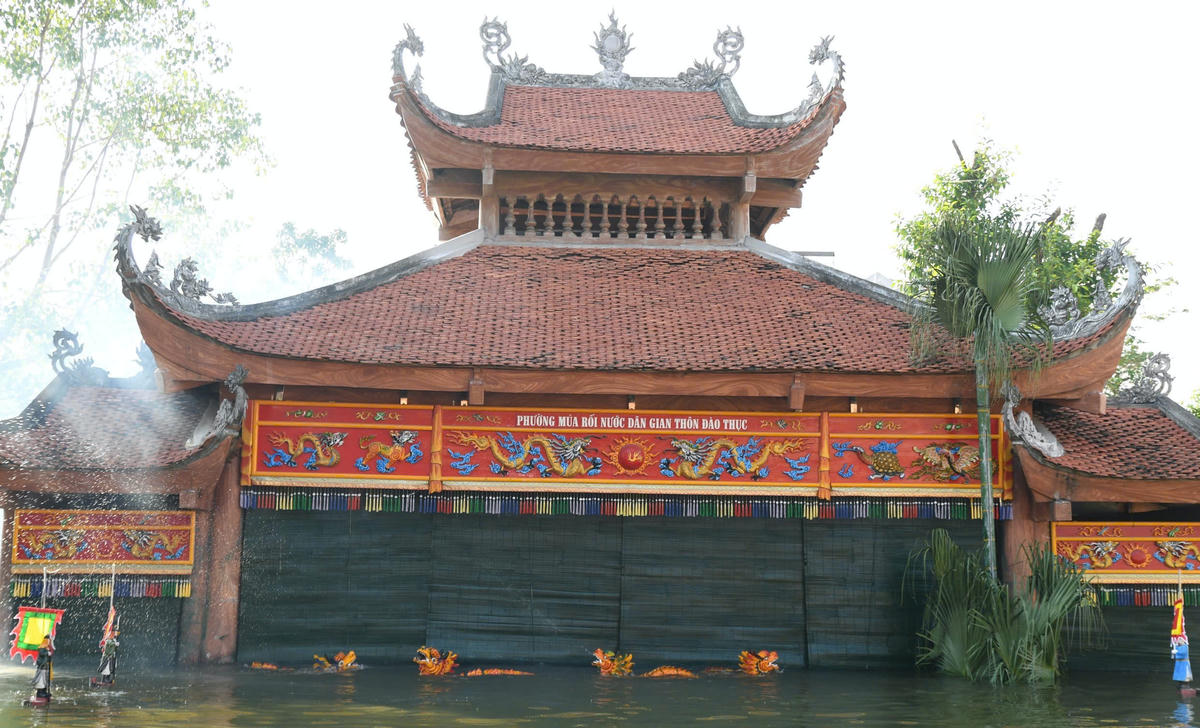 Nghệ sĩ múa rối nước biểu diễn sau thủy đình, tái hiện những tích trò dân gian quen thuộc trong đời sống làng quê Bắc Bộ.