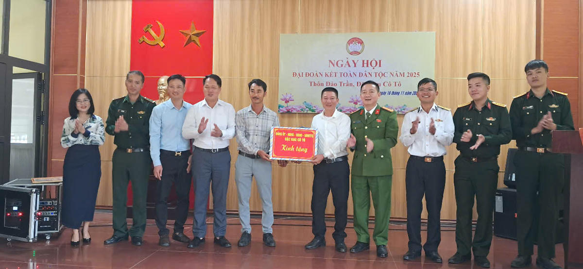 Nhân dân cùng các lực lượng trên đảo Trần nhận quà của đặc khu Cô Tô trong ngày hội Đại đoàn kết toàn dân tộc. Ảnh: Nguyễn Quý.