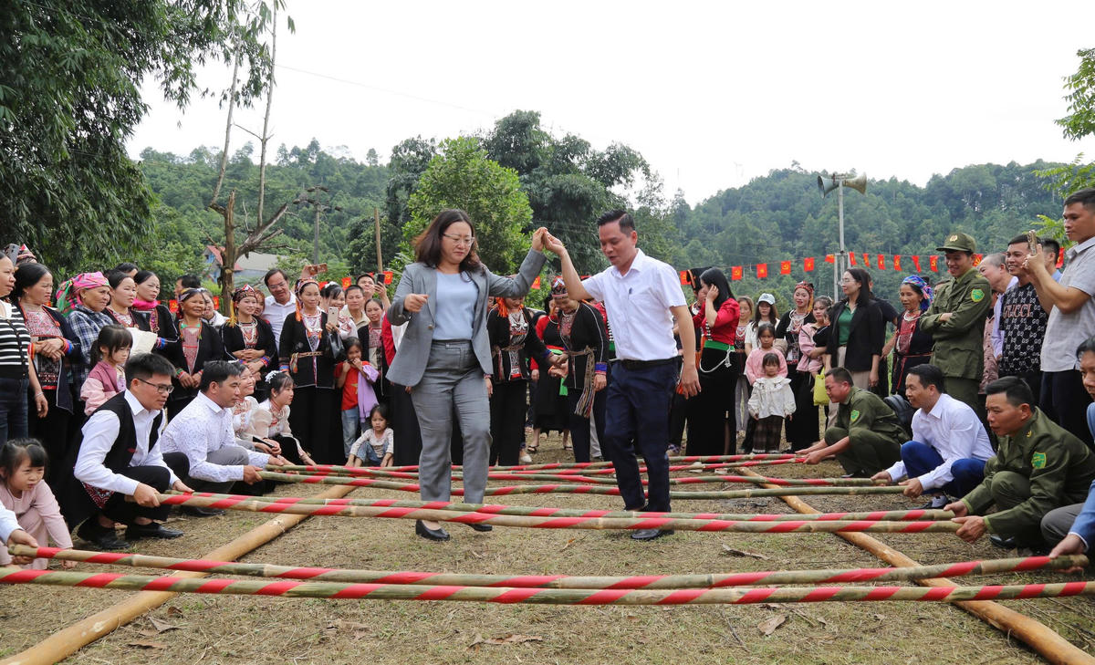 Chủ tịch Uỷ ban MTTQ tỉnh Lào Cai, bà Giàng Thị Dung, nhảy sạp cùng dân bản