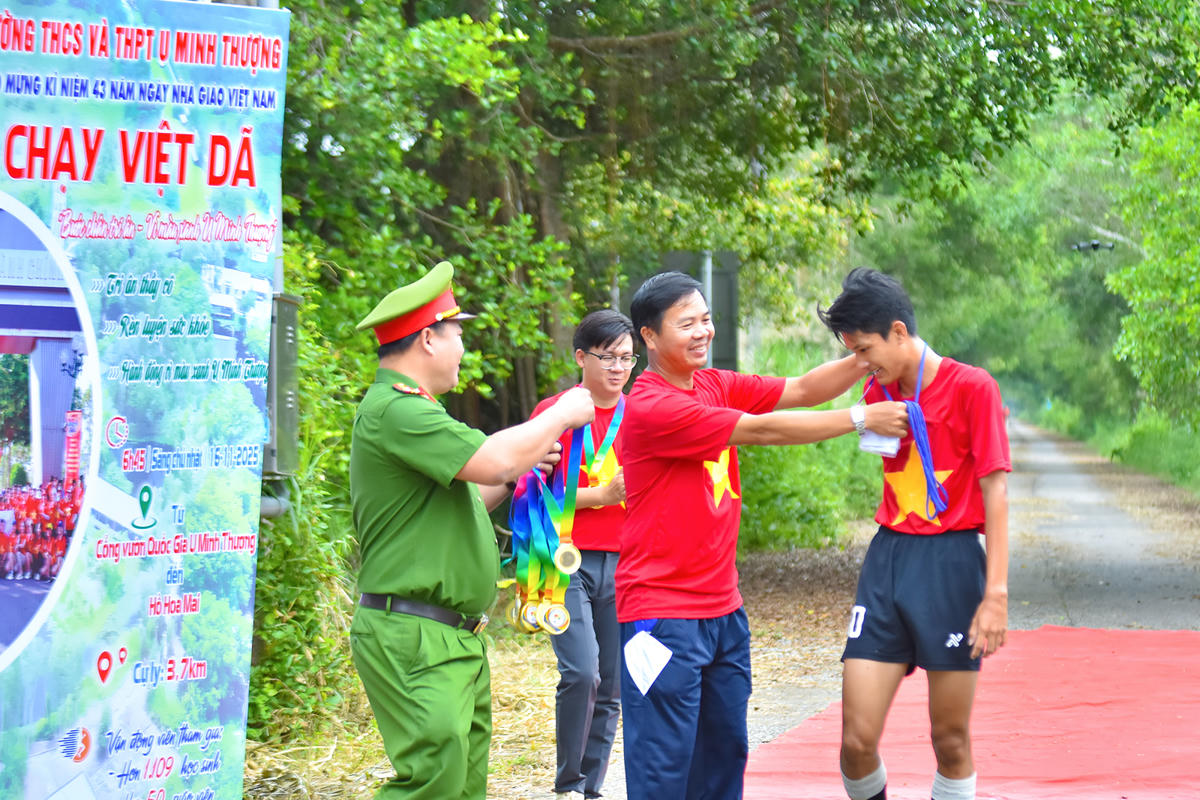 Ban tổ chức trao huy chương cho vận động viên về đích. Ảnh Nguyễn Minh. .