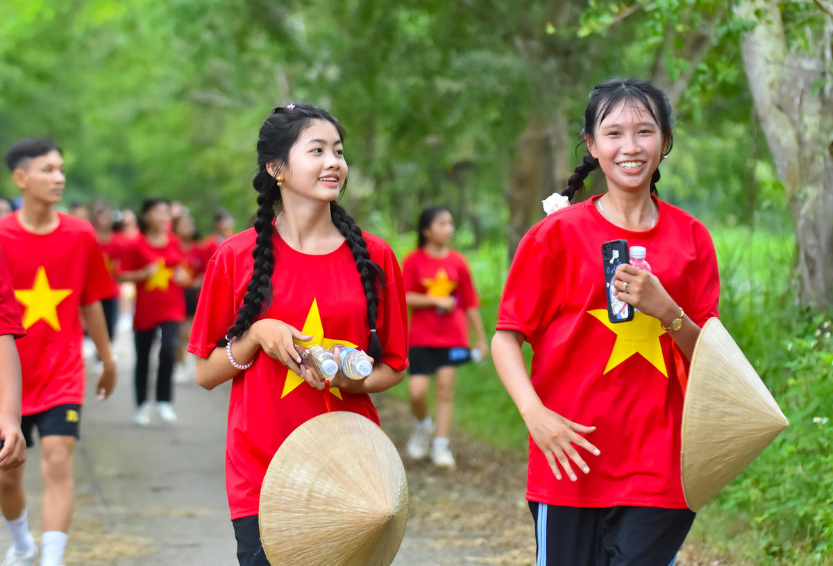 Nữ sinh e ấp bên nón lá miền Nam trong vườn quốc gia U Minh Thượng. Ảnh Nguyễn Minh..