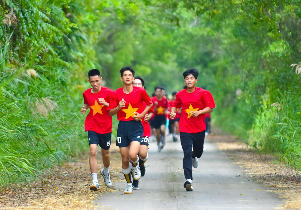 Vận động viên trên đường đua. Ảnh Nguyễn Minh.