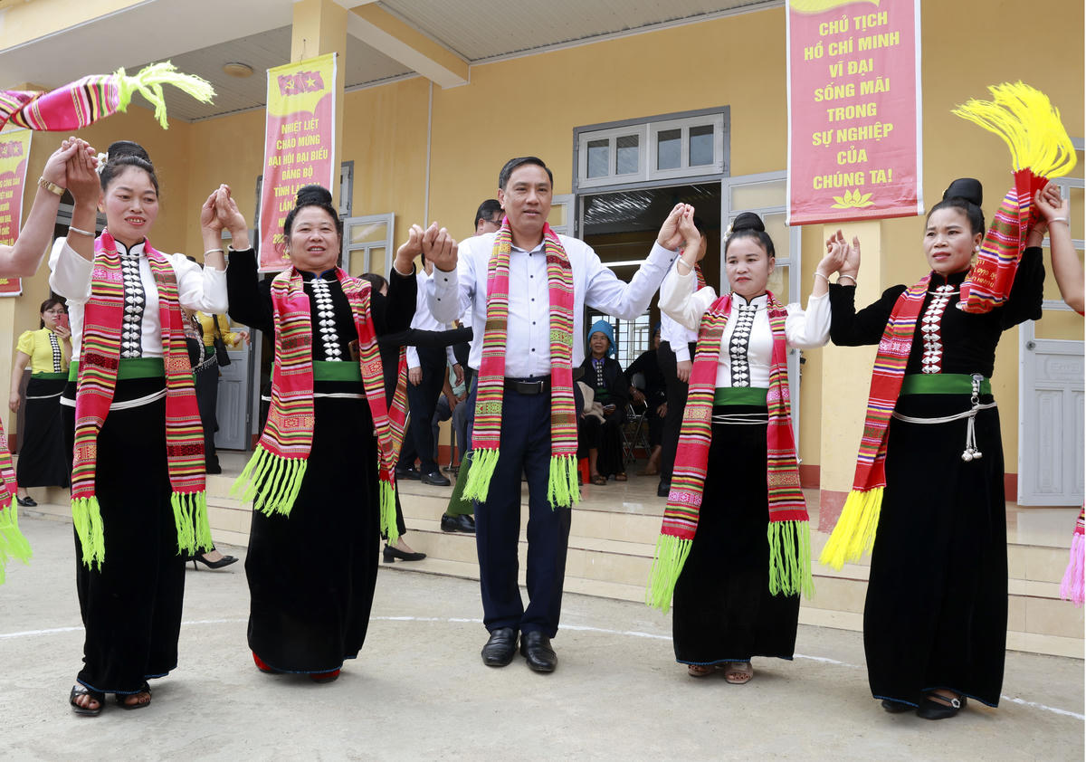 Phú Bí thư Thường trực Tỉnh uỷ Lào Cai, ông Hoàng Giang, múa xoè với bản Thái ở Mường Lò trong Ngày hội Đại đoàn kết