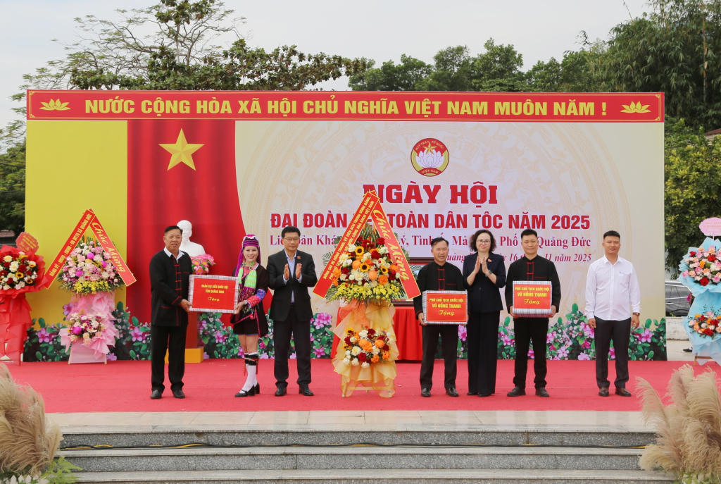 Phó Chủ tịch Quốc hội Vũ Hồng Thanh tặng quà cho 4 thôn nhân Ngày hội Đại đoàn kết toàn dân tộc. Ảnh: Nguyễn Thanh..