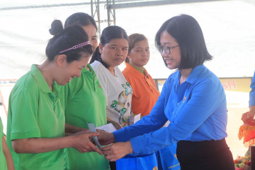 Đại diện Công đoàn Tây Ninh trao quà tới người lao động. 