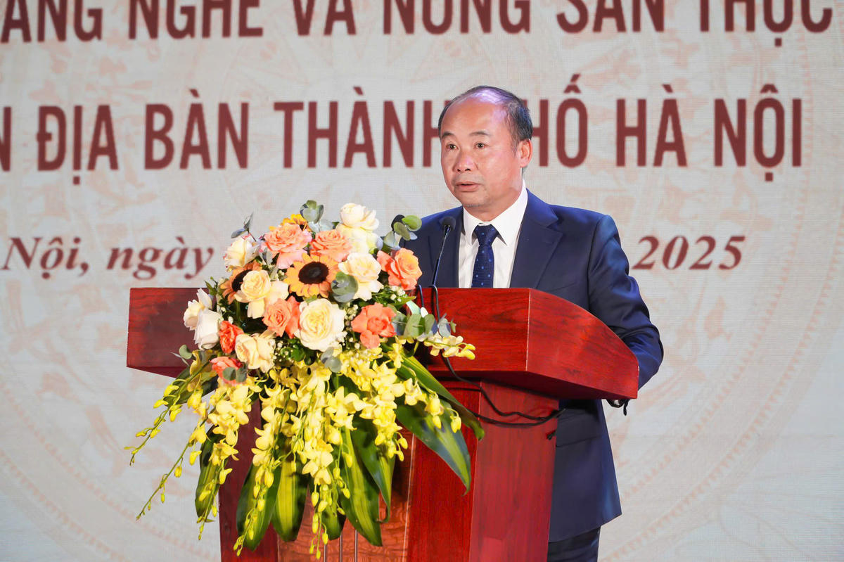 Ông Nguyễn Đình Hoa – Phó Giám đốc Sở Nông nghiệp và Môi trường phát biểu khai mạc tại hội chợ.