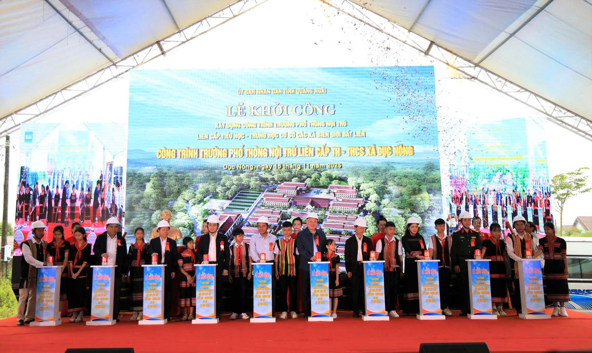 Phó Thủ tướng Thường trực Chính phủ Nguyễn Hòa Bình (ở giữa) cùng các đại biểu thực hiện nghi thức khởi công. Ảnh: Nguyễn Tín.