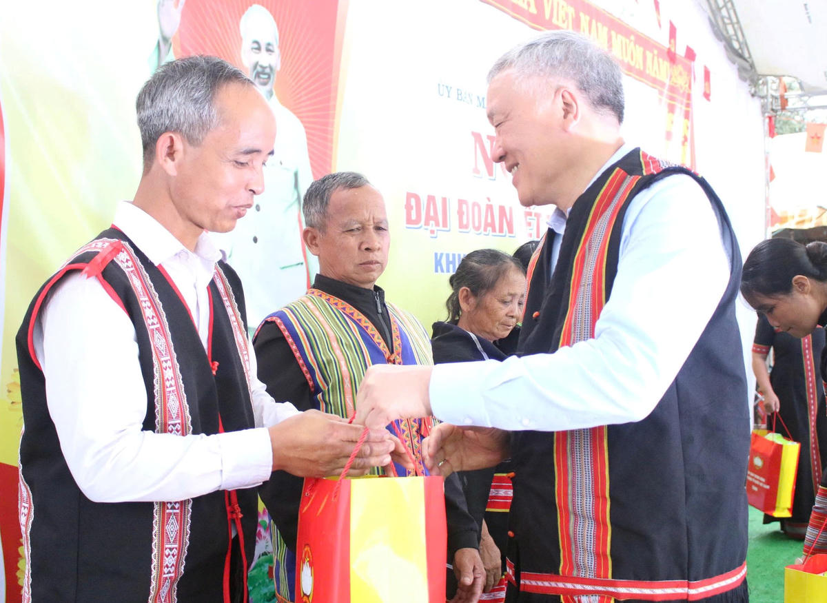 Phó Thủ tướng Thường trực Chính phủ Nguyễn Hòa Bình tặng quà cho người dân thôn Chà Nhầy. Ảnh: CV.