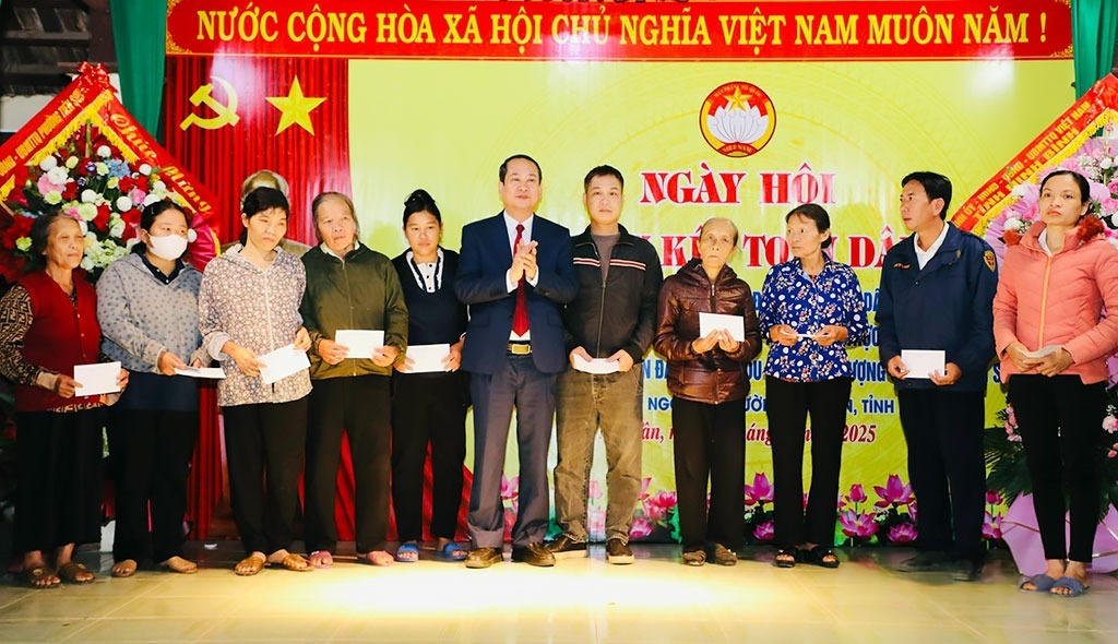 Chủ tịch Ủy ban MTTQ tỉnh Mai Văn Tuất trao 20 suất quà cho hộ nghèo và hộ cận nghèo tại TDP Ngô Tân. Ảnh: Đ.L