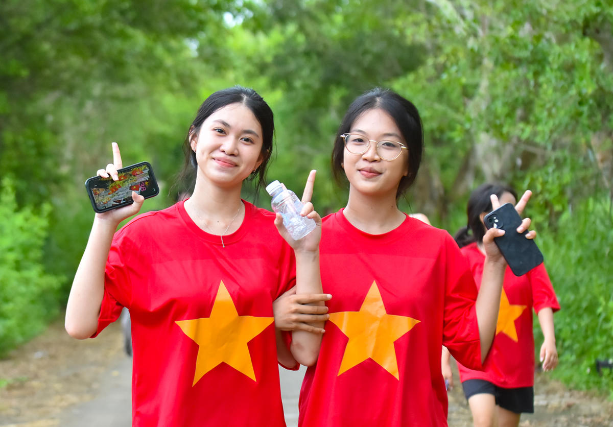 Nét thơ ngây nữ sinh tại giải. Ảnh nguyễn Minh..