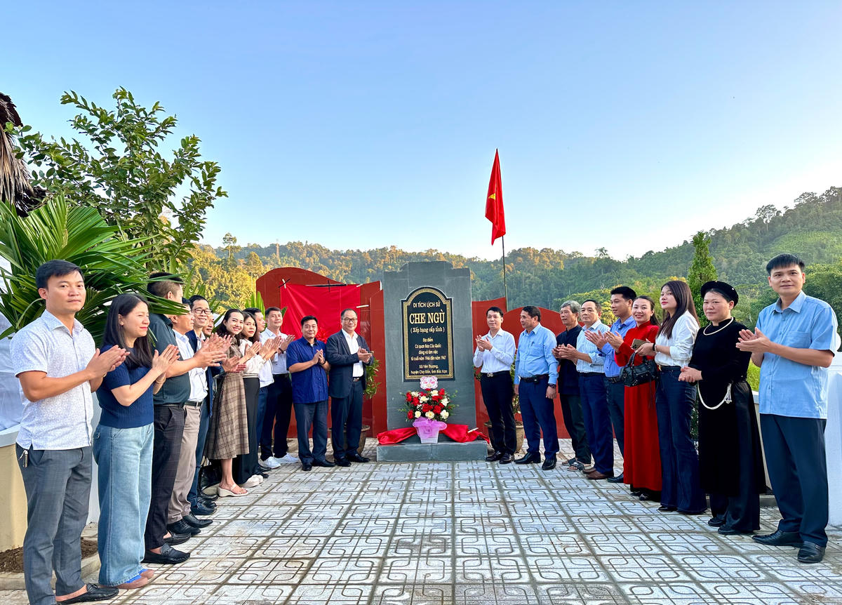 Chụp ảnh lưu niệm Di tích Báo Cứu Quốc tại thôn Tân Minh 3, xã Yên Thịnh, tỉnh Thái Nguyên. Ảnh: TN.