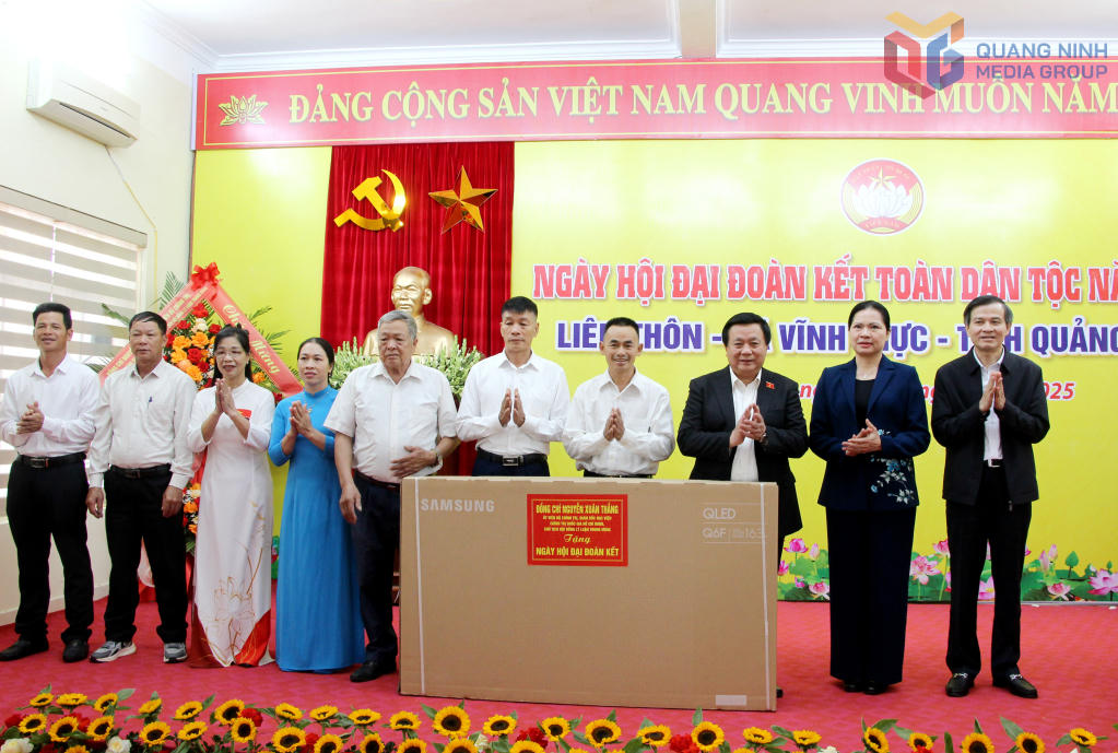 Ông Nguyễn Xuân Thắng, Ủy viên Bộ Chính trị, Giám đốc Học viện Chính trị Quốc gia Hồ Chí Minh, Chủ tịch Hội đồng lý luận Trung ương tặng ti vi cho 7 thôn trên địa bàn xã Vĩnh Thực. Ảnh: Mạnh Trường.