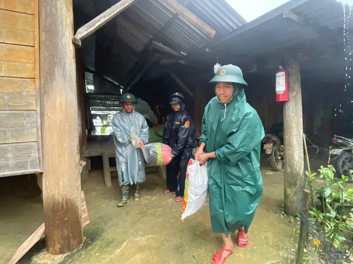 Người dân xã Hùng Sơn ở vùng nguy cơ xảy ra sạt lở được đưa đến nơi khác an toàn. Ảnh: CV.