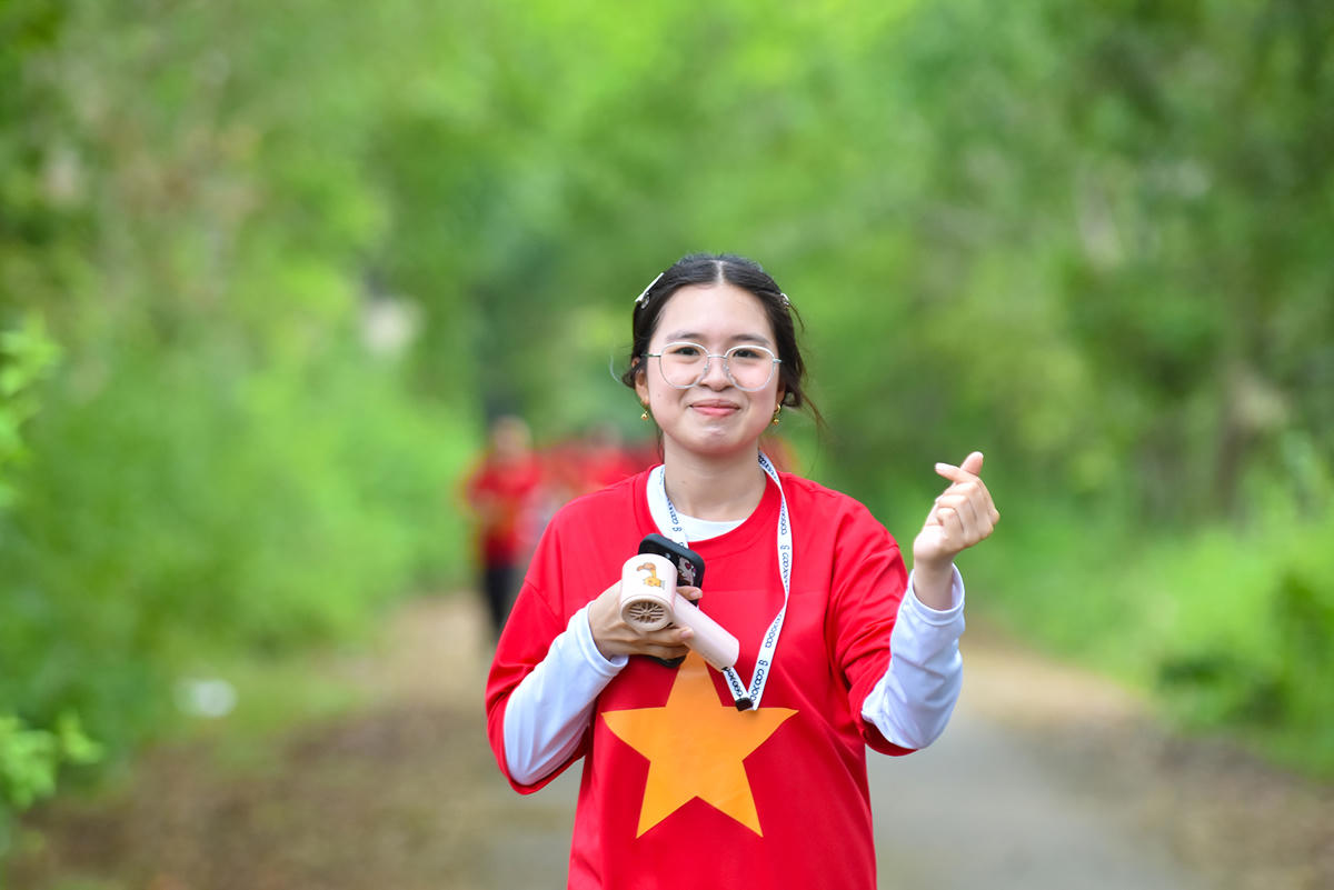 Nữ sinh tạo dáng trước ống kính. Ảnh Nguyễn Minh. 